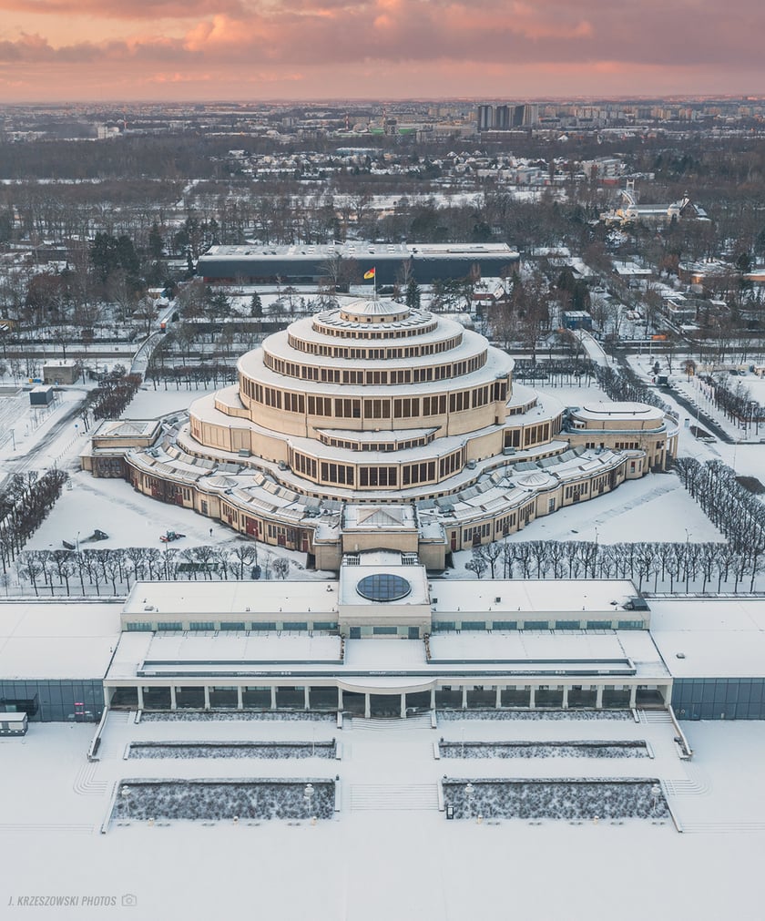 Hala Stulecia i jej okolica opr&oacute;szona śniegiem