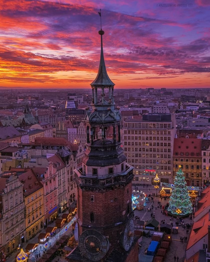 Wieża Ratusza w Rynku, widać też choinkę i panoramę okolicy