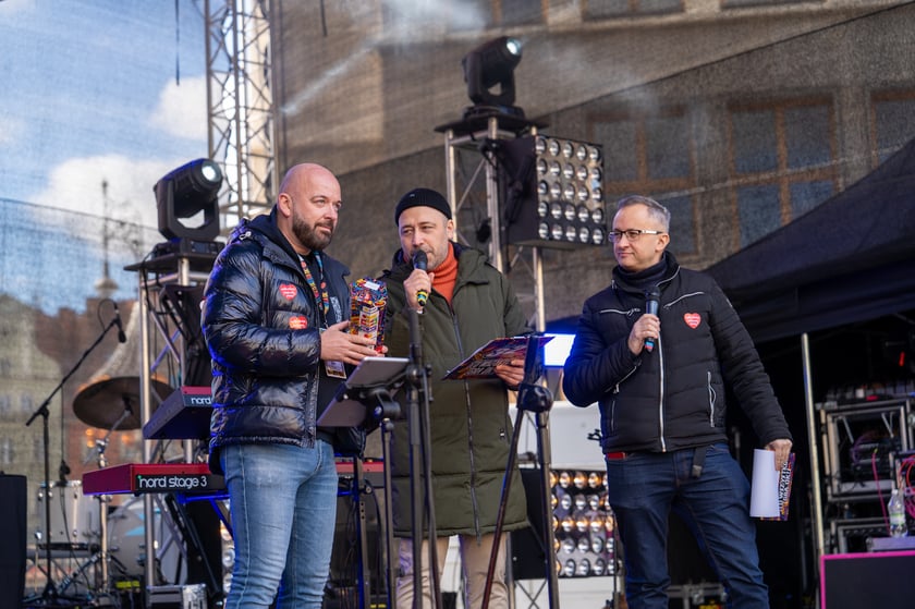 Prezydent Wrocławia Jacek Sutryk zbiera pieniądze do puszki WOŚP