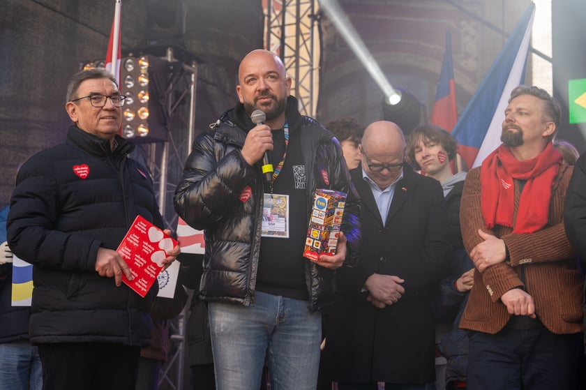 Prezydent Wrocławia Jacek Sutryk zbiera pieniądze do puszki WOŚP