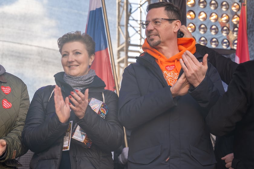 Prezydent Wrocławia Jacek Sutryk zbiera pieniądze do puszki WOŚP