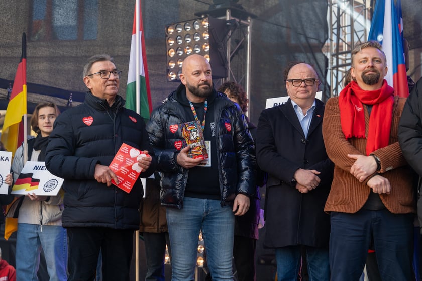 Prezydent Wrocławia Jacek Sutryk zbiera pieniądze do puszki WOŚP