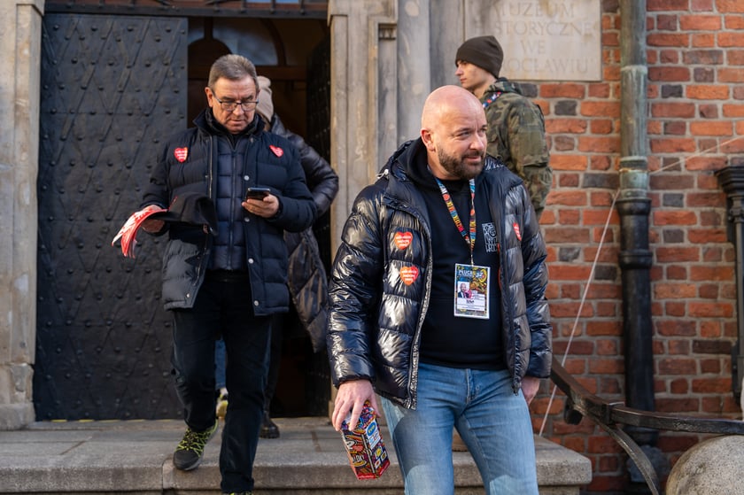 Prezydent Wrocławia Jacek Sutryk zbiera pieniądze do puszki WOŚP