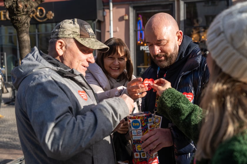 Prezydent Wrocławia Jacek Sutryk zbiera pieniądze do puszki WOŚP