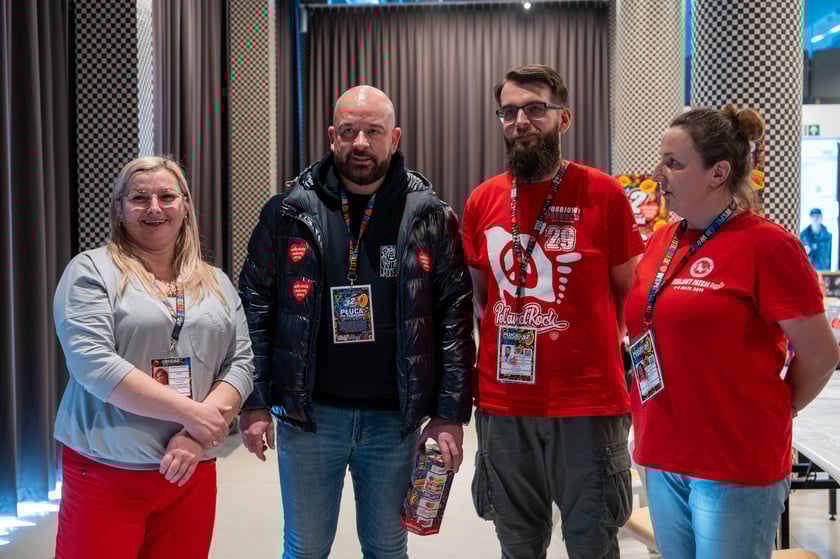 Prezydent Wrocławia Jacek Sutryk zbiera pieniądze do puszki WOŚP