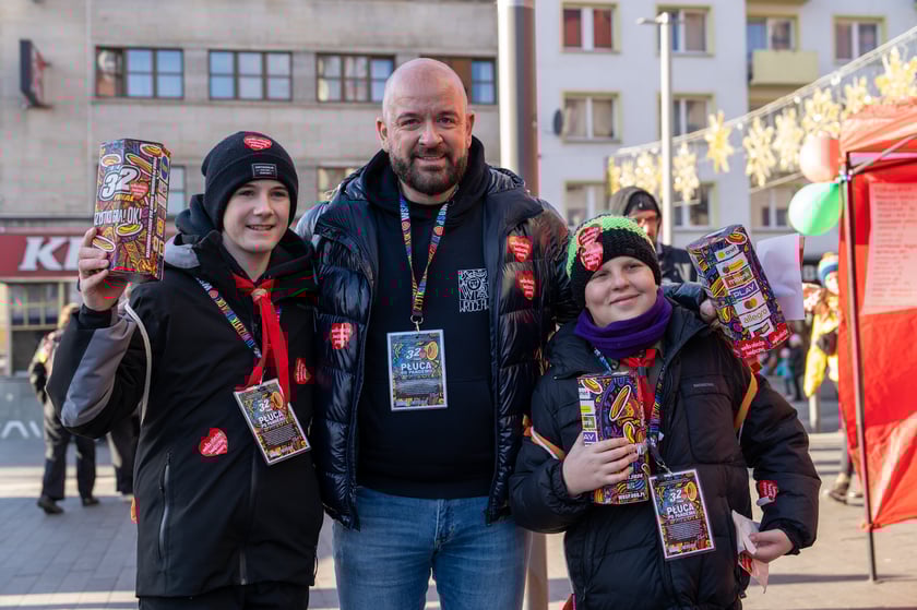 Prezydent Wrocławia Jacek Sutryk zbiera pieniądze do puszki WOŚP
