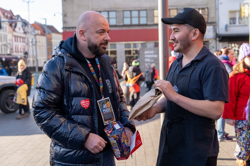 Prezydent Wrocławia Jacek Sutryk zbiera pieniądze do puszki WOŚP