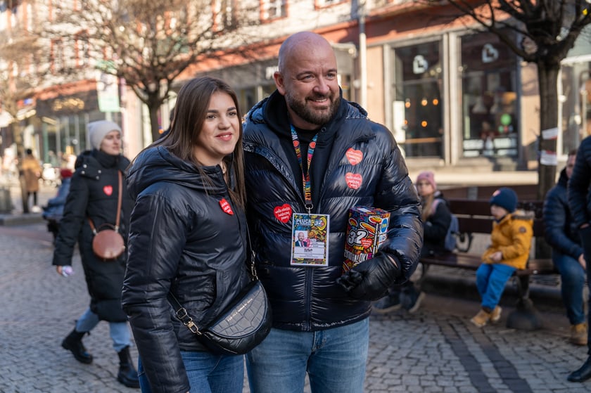 Prezydent Wrocławia Jacek Sutryk zbiera pieniądze do puszki WOŚP