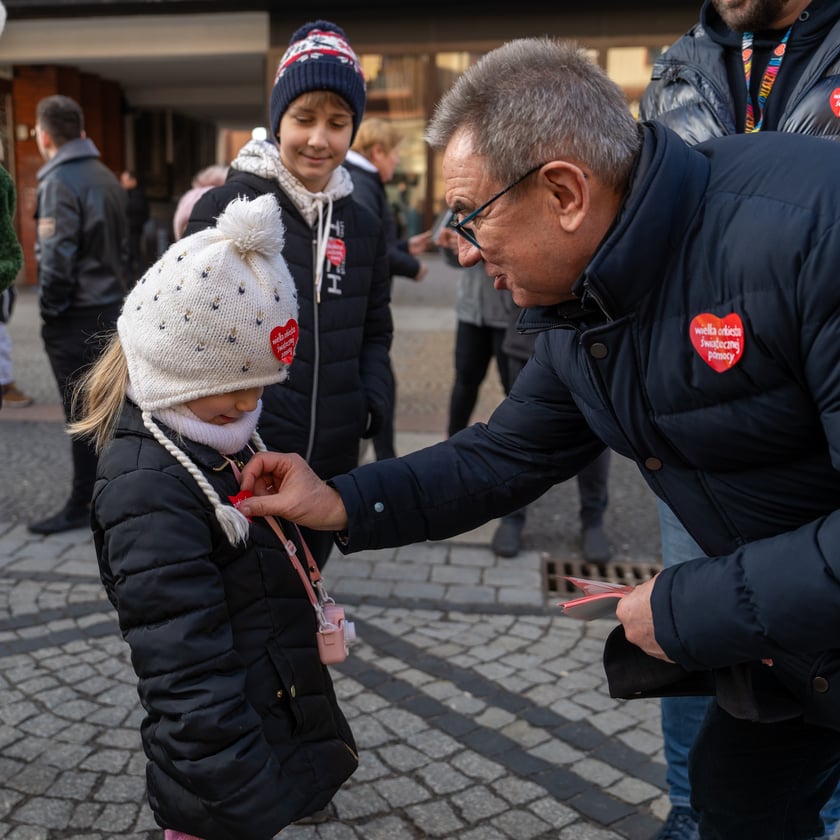 Prezydent Wrocławia Jacek Sutryk zbiera pieniądze do puszki WOŚP