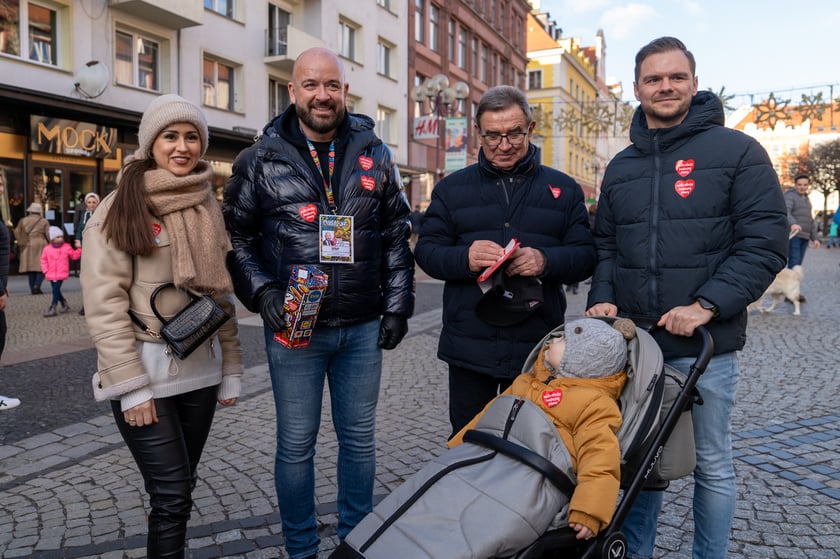 Prezydent Wrocławia Jacek Sutryk zbiera pieniądze do puszki WOŚP