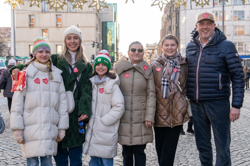 Prezydent Wrocławia Jacek Sutryk zbiera pieniądze do puszki WOŚP