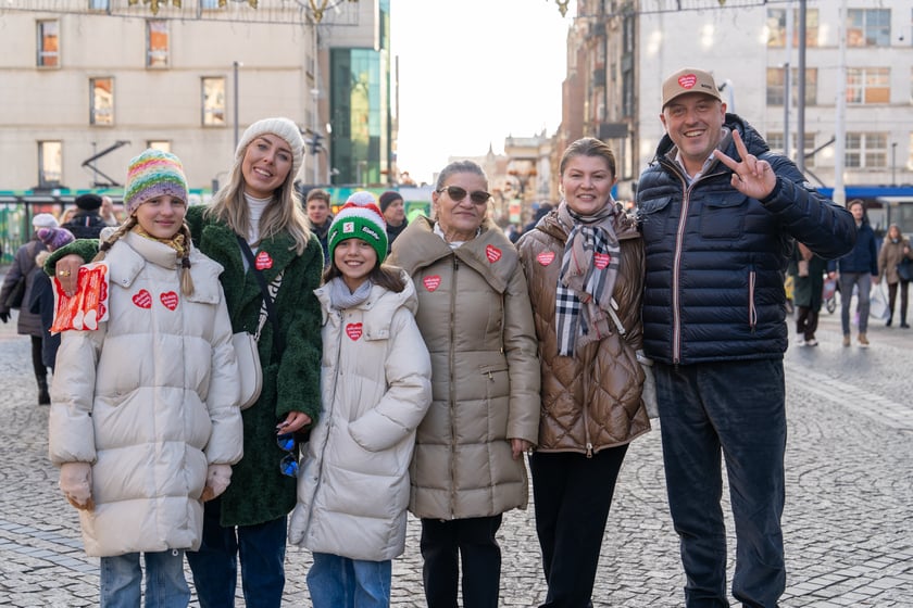 Prezydent Wrocławia Jacek Sutryk zbiera pieniądze do puszki WOŚP