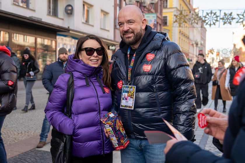 Prezydent Wrocławia Jacek Sutryk zbiera pieniądze do puszki WOŚP