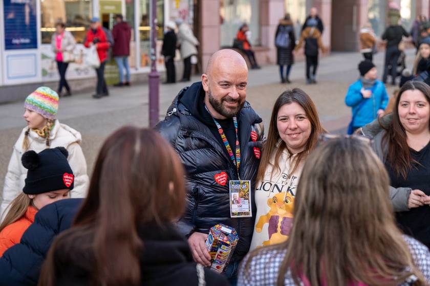 Prezydent Wrocławia Jacek Sutryk zbiera pieniądze do puszki WOŚP