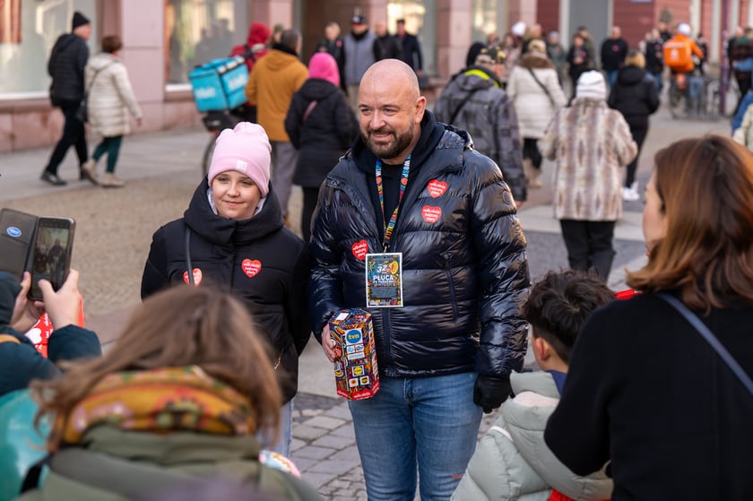 Prezydent Wrocławia Jacek Sutryk zbiera pieniądze do puszki WOŚP