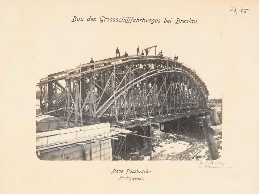 Budowa Mostu Zwierzynieckiego nad Starą Odrą, łączącą stopień Szczytniki ze stopniem Psie Pole