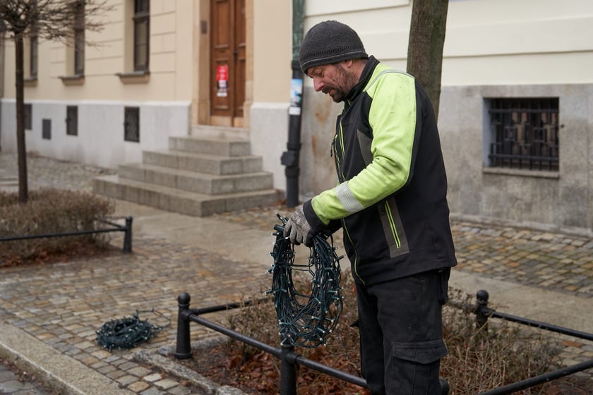 Demontaż świątecznej iluminacji na Ostrowie Tumskim.