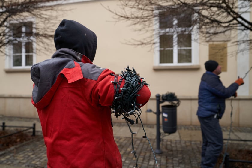 Demontaż świątecznej iluminacji na Ostrowie Tumskim.