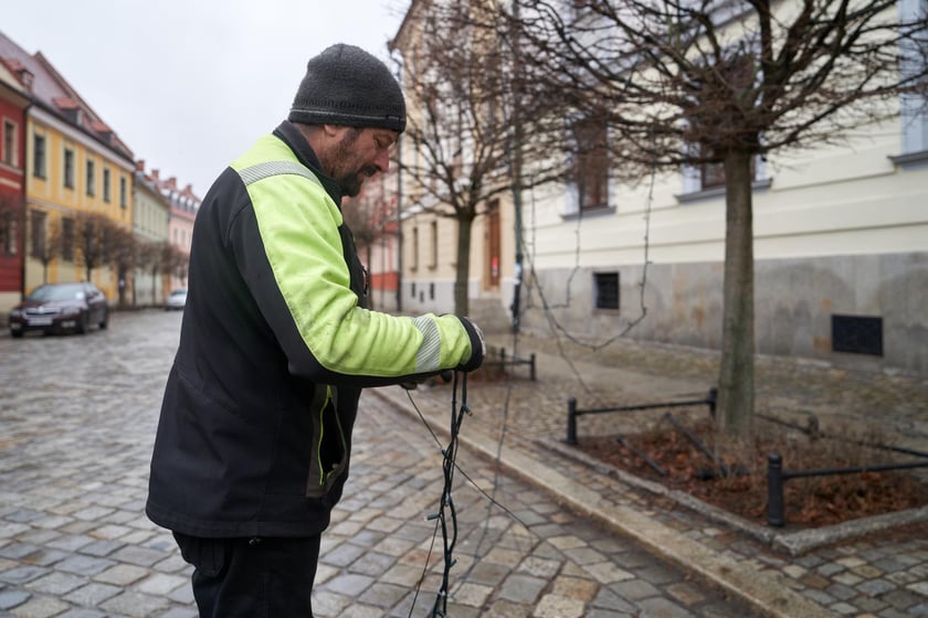 Demontaż świątecznej iluminacji na Ostrowie Tumskim.