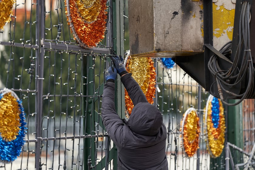 Demontaż świątecznej iluminacji na Ostrowie Tumskim.