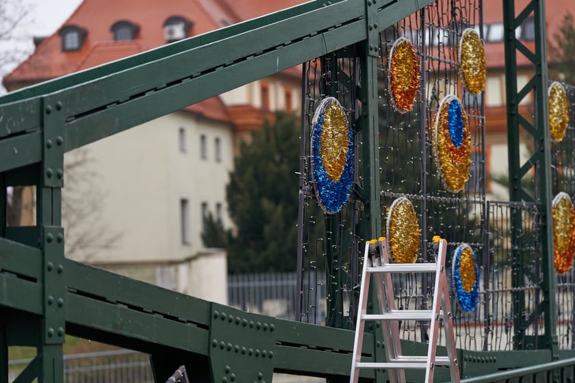 Demontaż świątecznej iluminacji na Ostrowie Tumskim.