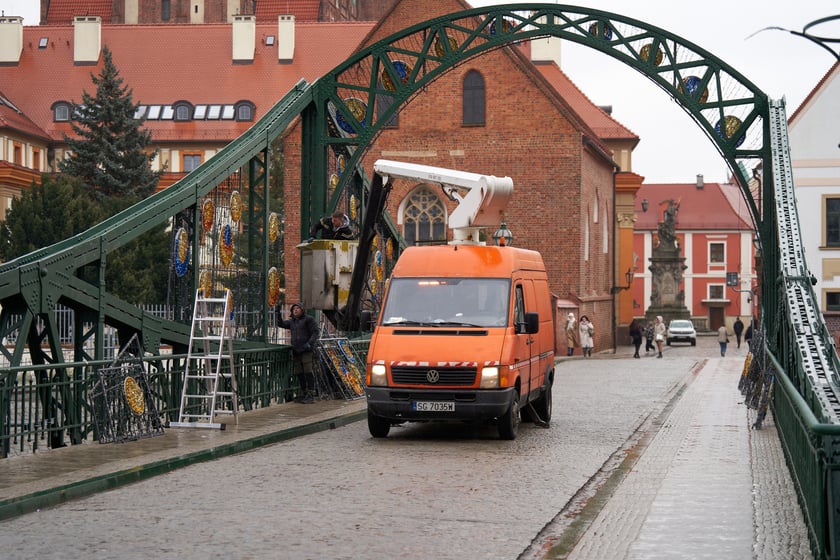 Demontaż świątecznej iluminacji na Ostrowie Tumskim.
