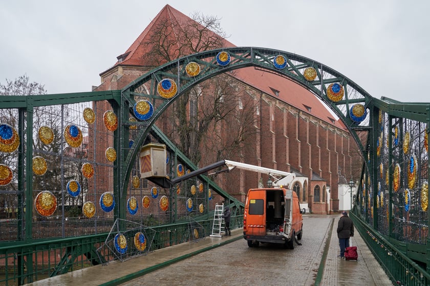 Demontaż świątecznej iluminacji na Ostrowie Tumskim.
