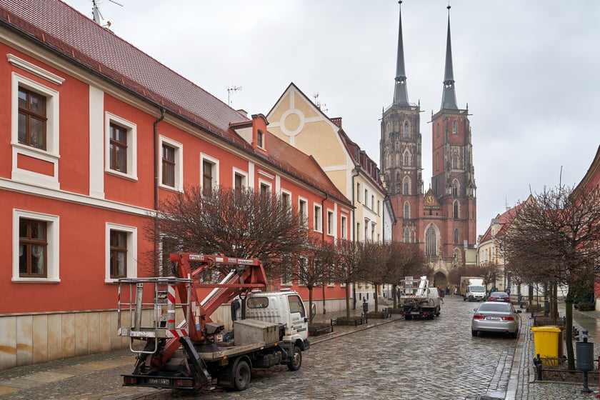 Demontaż świątecznej iluminacji na Ostrowie Tumskim.