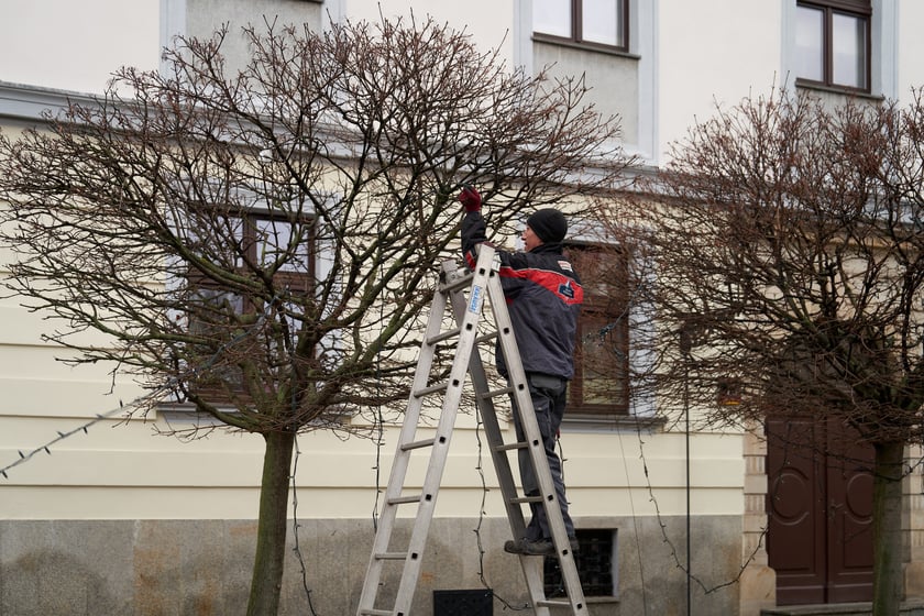 Demontaż świątecznej iluminacji na Ostrowie Tumskim.