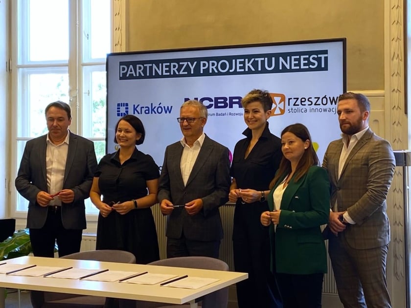 Program NEEST, podpisanie dokumentów