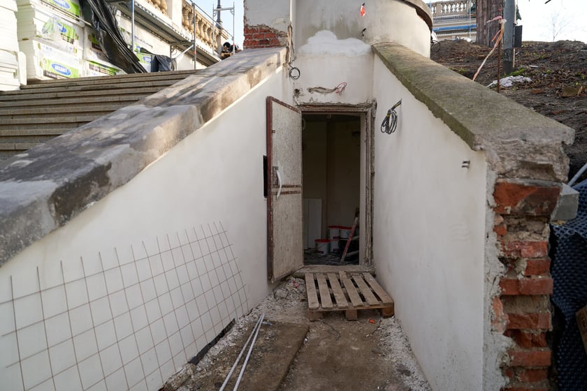 Remont Bastionu Sakowego na wzgórzu Partyzantów.