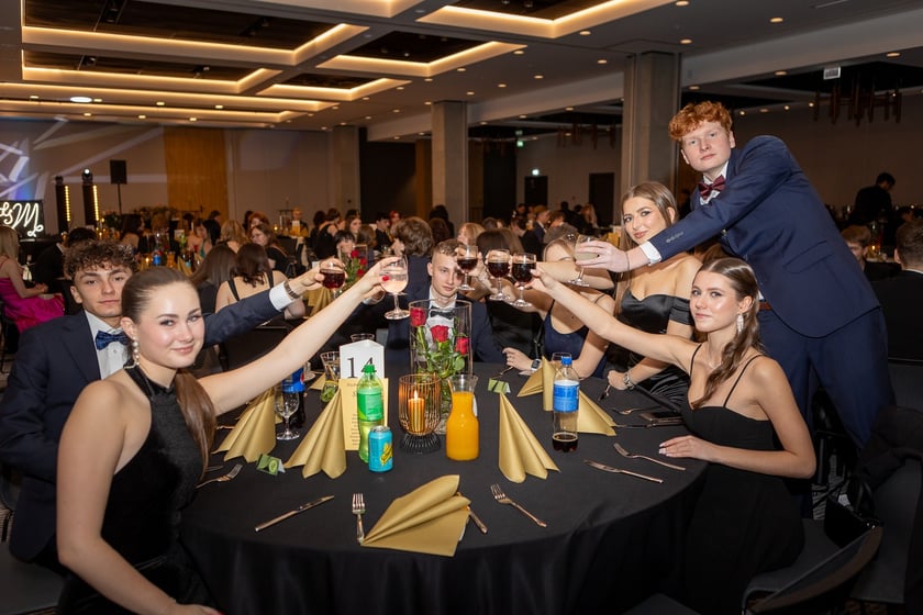 Studni&oacute;wka uczni&oacute;w&nbsp;klas maturalnych XIII LO im. Aleksandra Fredry we Wrocławiu