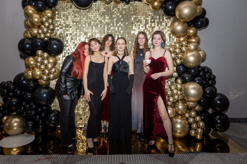 Studni&oacute;wka uczni&oacute;w&nbsp;klas maturalnych XIII LO im. Aleksandra Fredry we Wrocławiu