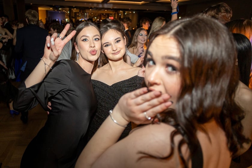 Studni&oacute;wka uczni&oacute;w&nbsp;klas maturalnych XIII LO im. Aleksandra Fredry we Wrocławiu