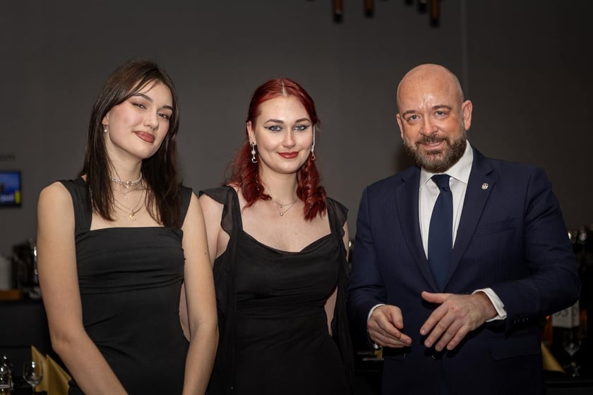 Studni&oacute;wka uczni&oacute;w&nbsp;klas maturalnych XIII LO im. Aleksandra Fredry we Wrocławiu