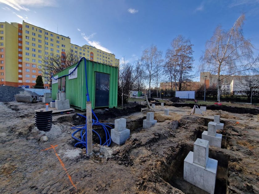 Postęp prac budowlanych zaplecza szatniowo-sanitarnego przy boisku przy ul. Orzechowej