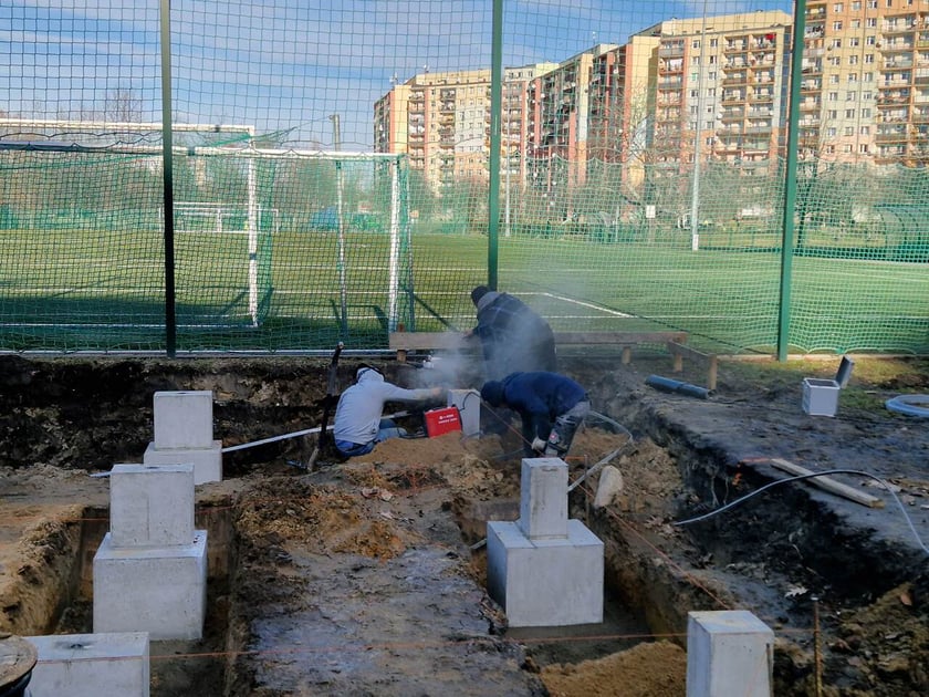 Postęp prac budowlanych zaplecza szatniowo-sanitarnego przy boisku przy ul. Orzechowej (luty 2024)
