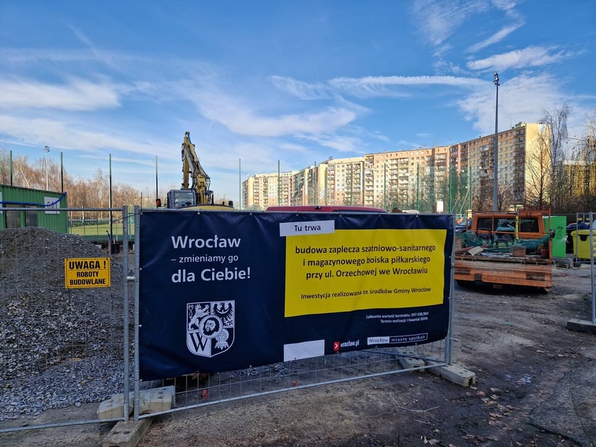 Postęp prac budowlanych zaplecza szatniowo-sanitarnego przy boisku przy ul. Orzechowej (luty 2024)