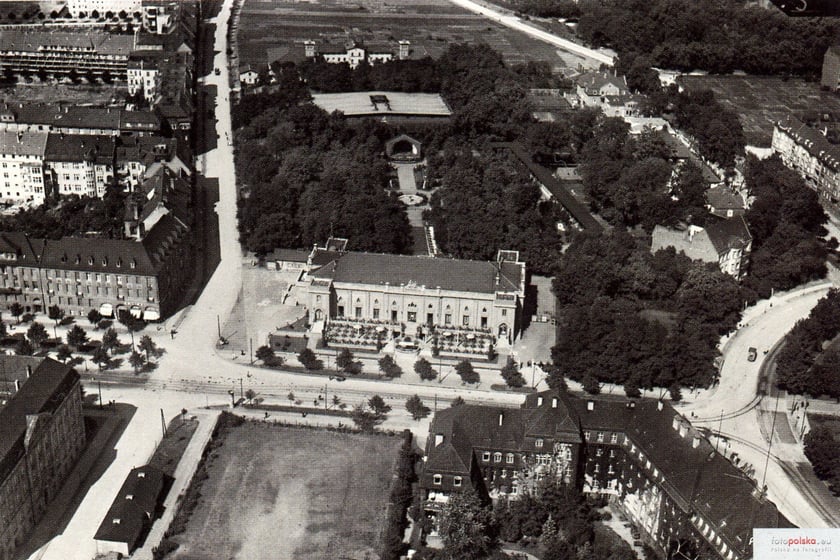 1930 , Etablissement Friebeberg, otaczający go park, ulice Sztabowa, Powstańców Śląskich i fragment placu Powstańców Śląskich na zdjęciu z ok. 1930 roku.
