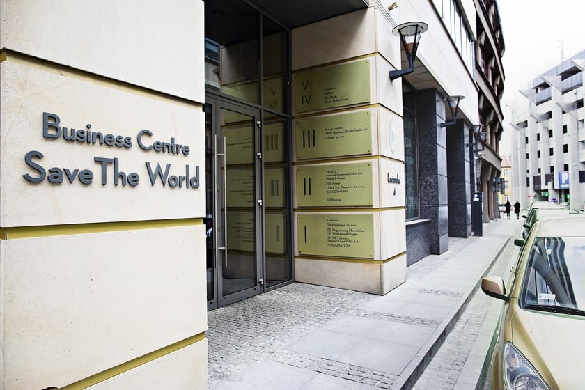 Wejście do Business Centre Save The World przy Łaciarskiej 4