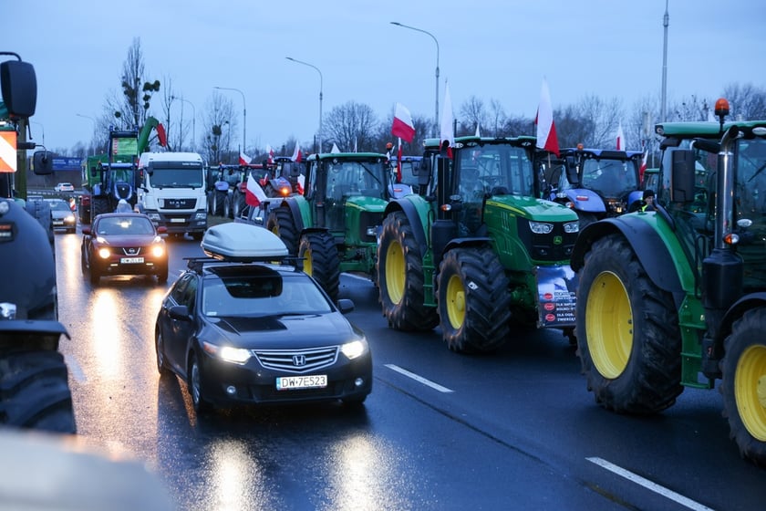 Rolnicy blokujący aleję Jana III Sobieskiego we Wrocławiu (poranek 12 lutego 2024)&nbsp;&nbsp;
