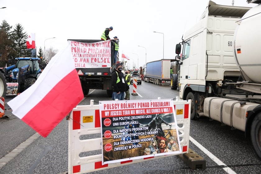 Rolnicy blokujący aleję Jana III Sobieskiego we Wrocławiu (poranek 12 lutego 2024)&nbsp;&nbsp;