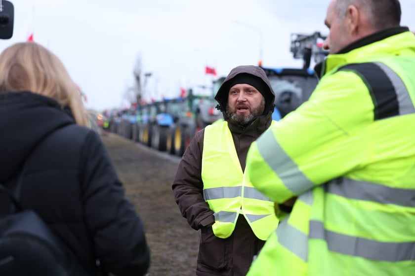 Rolnicy blokujący aleję Jana III Sobieskiego we Wrocławiu. W środku Dominik Nikody (poranek 12 lutego 2024)&nbsp;&nbsp;