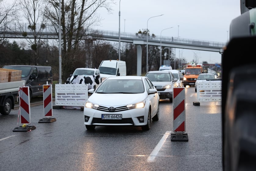 Rolnicy blokujący aleję Jana III Sobieskiego we Wrocławiu (poranek 12 lutego 2024)&nbsp;&nbsp;