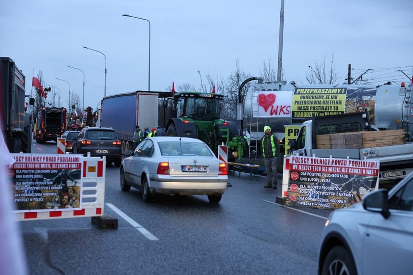 Rolnicy blokujący aleję Jana III Sobieskiego we Wrocławiu (poranek 12 lutego 2024)&nbsp;&nbsp;