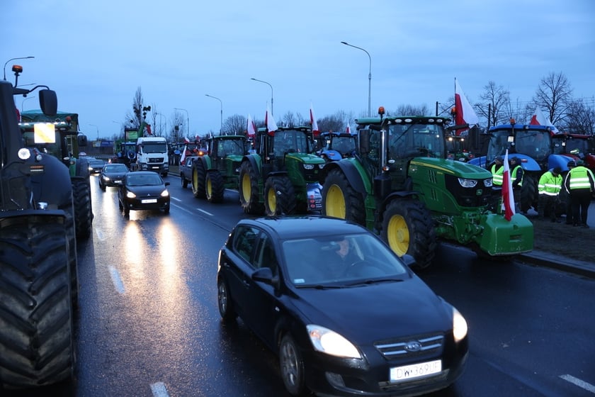 Rolnicy blokujący aleję Jana III Sobieskiego we Wrocławiu (poranek 12 lutego 2024)&nbsp;&nbsp;