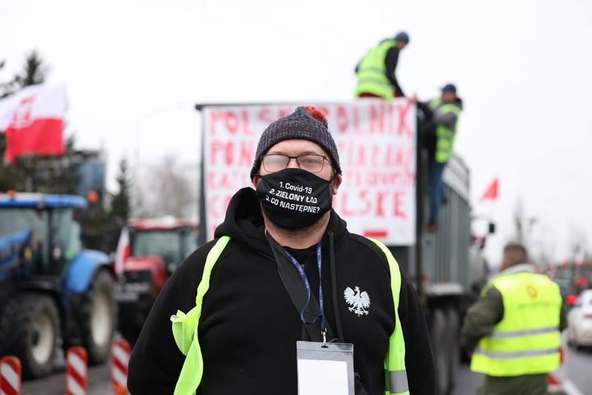 Rolnicy blokujący aleję Jana III Sobieskiego we Wrocławiu (poranek 12 lutego 2024)&nbsp;&nbsp;