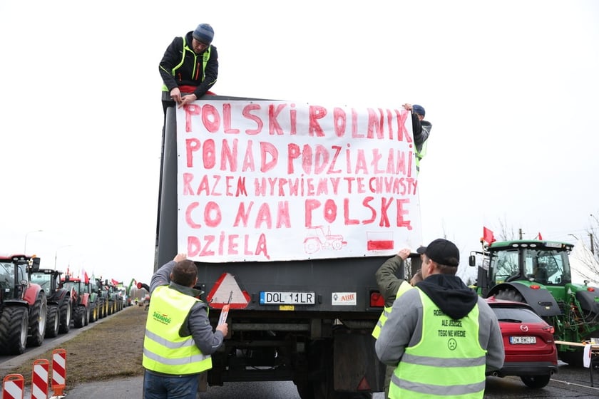 Rolnicy blokujący aleję Jana III Sobieskiego we Wrocławiu (poranek 12 lutego 2024)&nbsp;&nbsp;