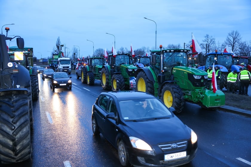 Rolnicy blokujący aleję Jana III Sobieskiego we Wrocławiu (poranek 12 lutego 2024)&nbsp;&nbsp;