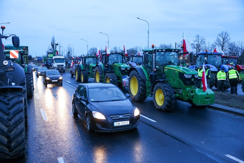 Rolnicy blokujący aleję Jana III Sobieskiego we Wrocławiu (poranek 12 lutego 2024)&nbsp;&nbsp;